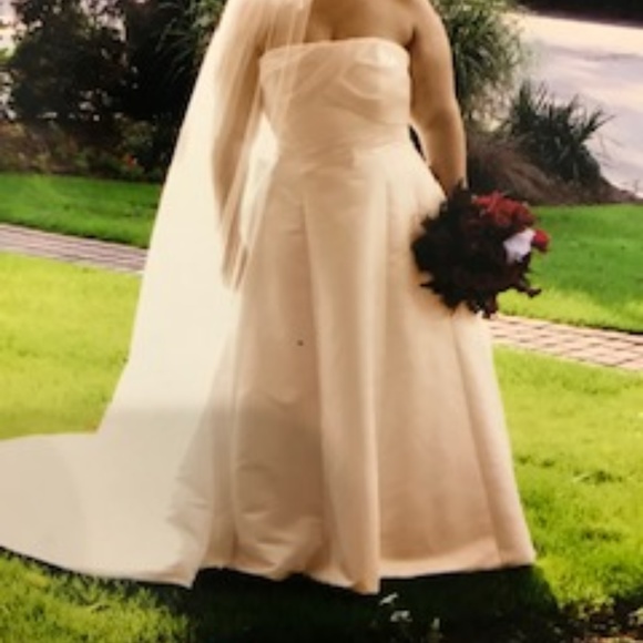 Timeless, elegant and simple wedding dress - Picture 1 of 7